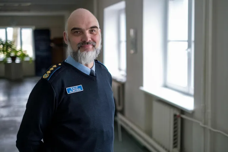Kalvi Almoseni tunnustatakse pühendunud panuse eest Eesti sisejulgeoleku arengusse ja eestvedamisse ning igakülgse abivalmiduse ja pikaajalise koostöö eest Paikuse osavalla ja Pärnu linnaga.