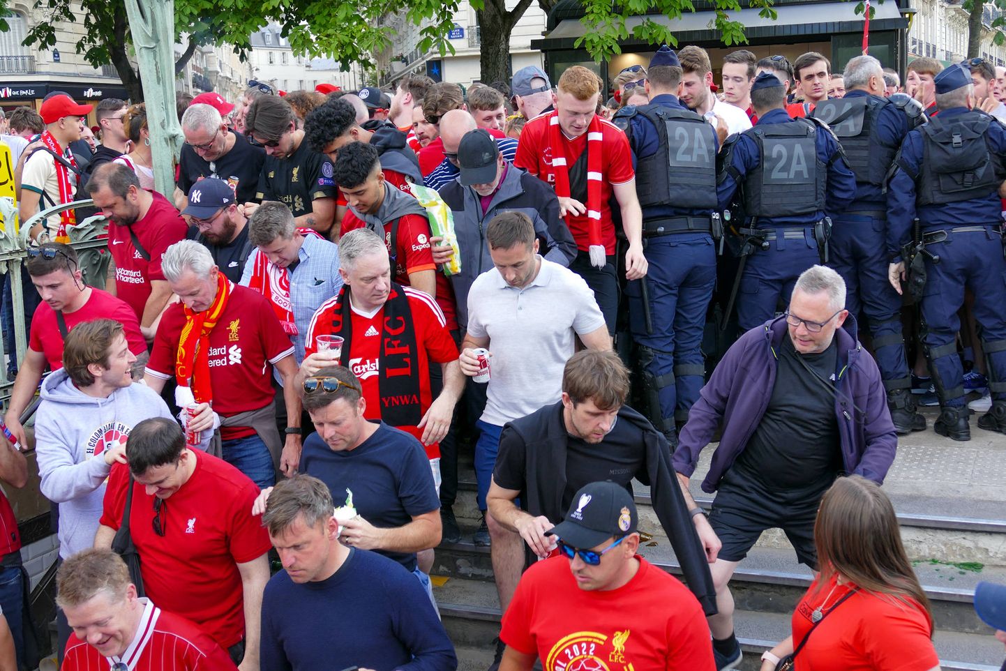 "Liverpool" atbalstītāji Parīzes policijas ielenkumā.