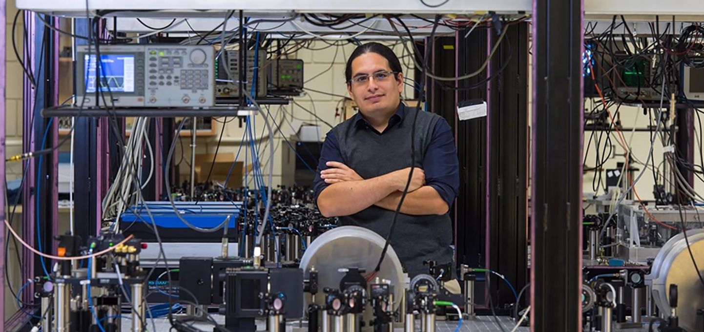 Eden Figueroa kvantrepiiteri katseseadme juures. Edaspidi võivat see seade olla vaid mõnekümnesentimeetrise küljepikkusega karbis.  foto: Briikhaven National Laboratory