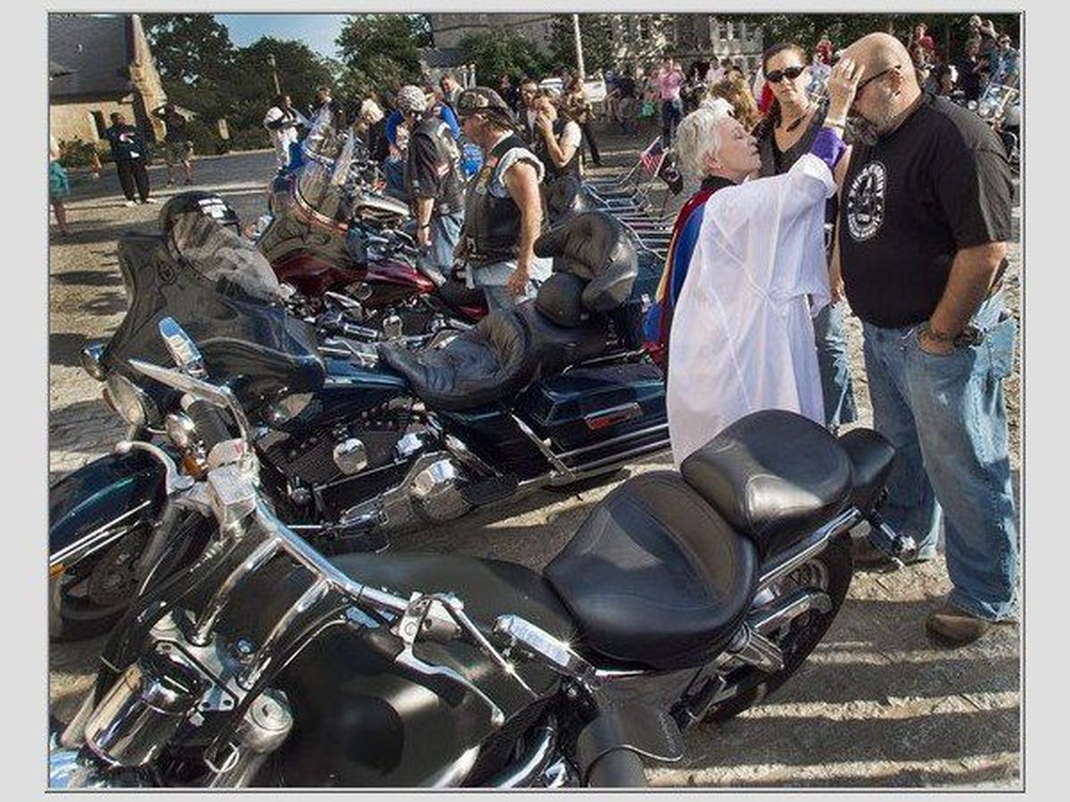 Metodisti jutlustaja Gina Gilland Campbell Washingtonis sõidule suunduvat Harley-jõmmi õnnistamas.