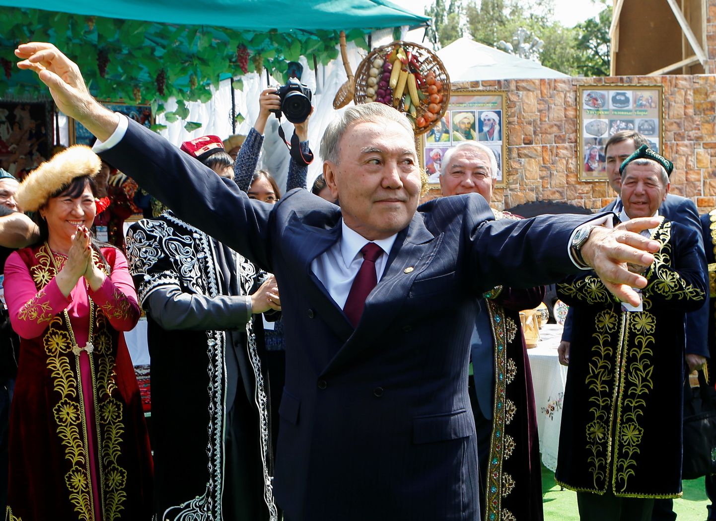 Nursultan Nazarbajev Almatõs rahvusliku ühtsuse päeval tantsimas.