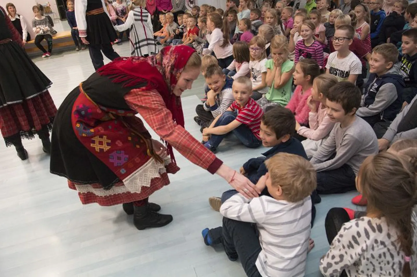 Hõimurahvastel on kerge ühist tantsukeelt leida. Värav on lahti, kuni muusika kestab, ja sulgub käte allalaskmisega, kui pill vaikib. Paaril, kes jääb ringi sisse, tuleb esitada lühike tantsunumber.