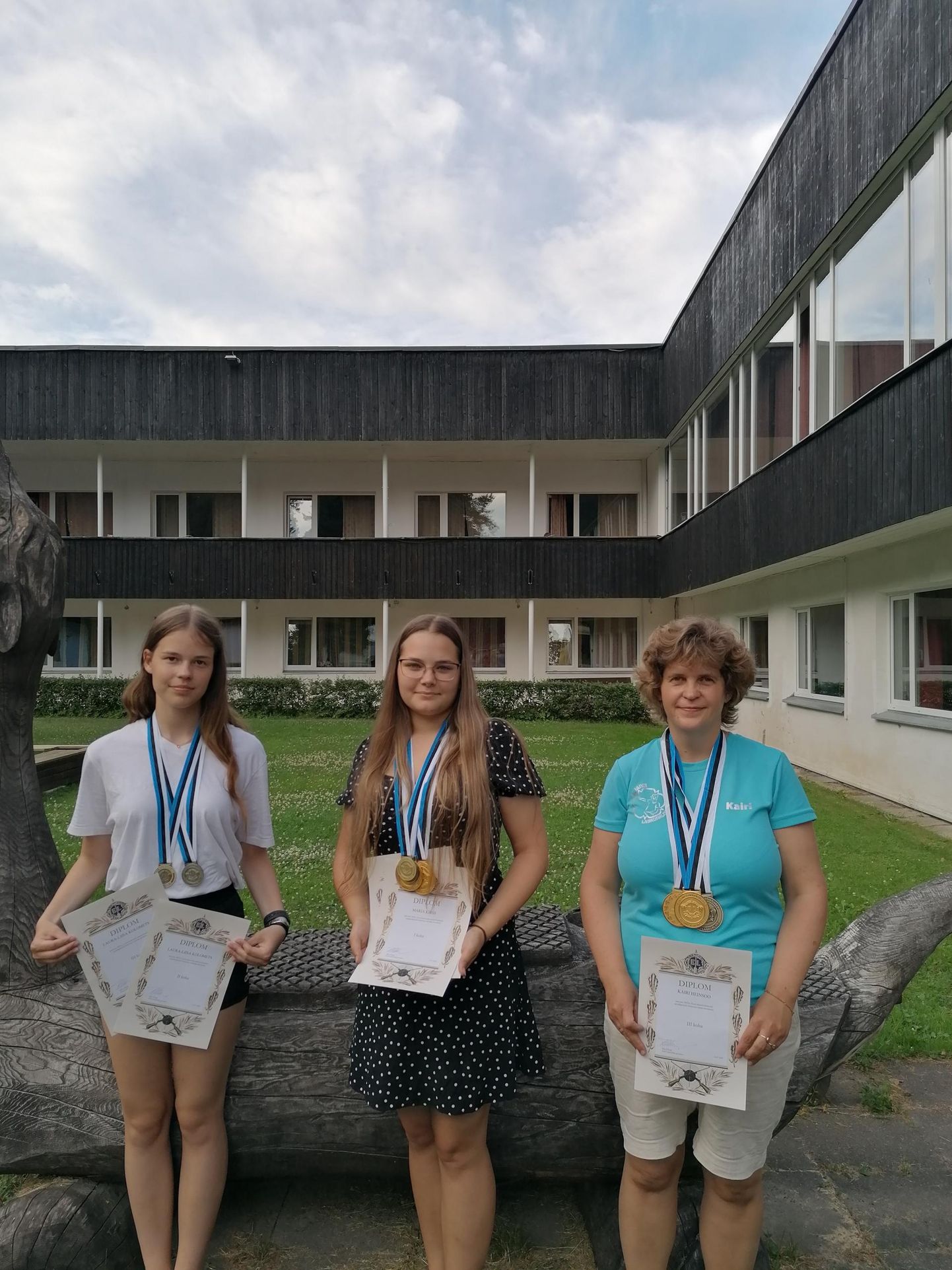 Viljandi laskurklubi tuli Elva võistlustelt tagasi hulga medalitega. Fotol on (vasakult) Laura-Liisa Kolomets, Marja Kirss ja treener Kairi Heinsoo.