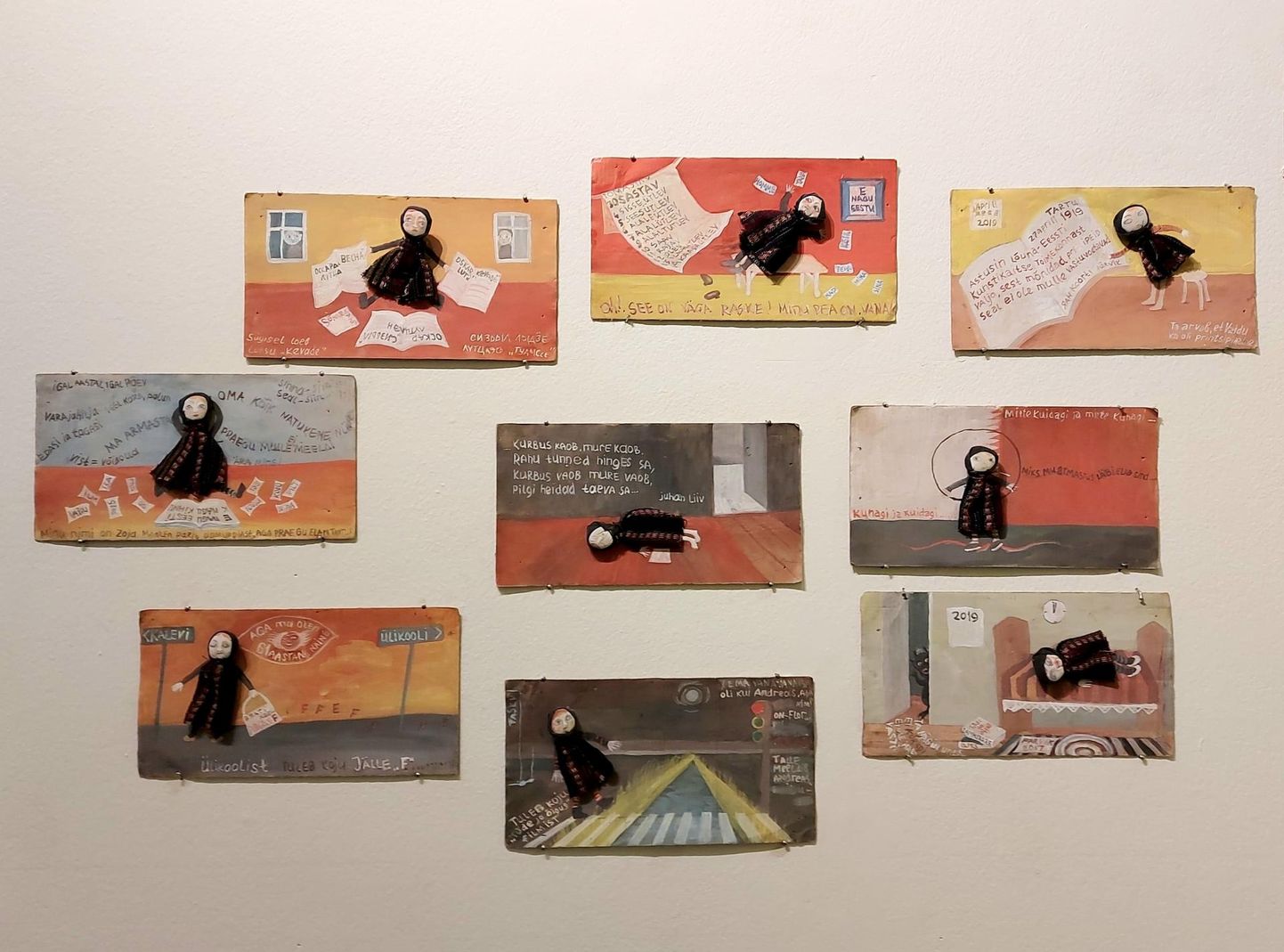 Osa Zoja Lebedeva koomiksilaadsest sarjast, mille peategelane on tekstiilist nukuke. Kogu sari on viltuse maja esimese korruse näitusetoa ühel seinal.