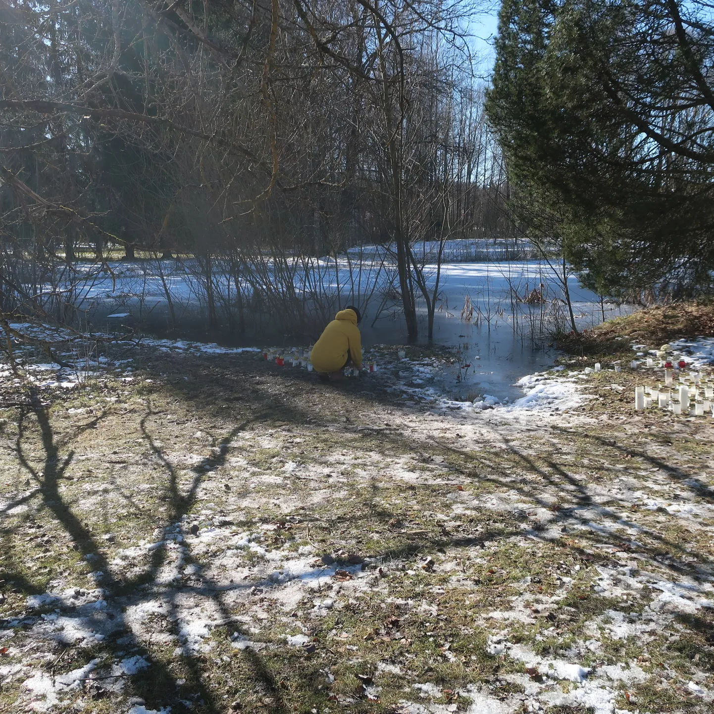 Tiigi kaldal põles ennelõunal arvukalt leinaküünlaid. Neid toodi sinna ka üha juurde.