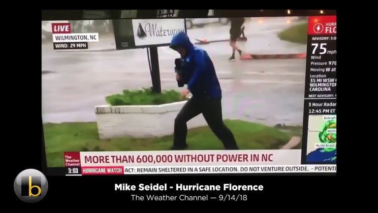 Weather Channeli reporter Mike Seidel. Ta taga on näha meest jalutamas