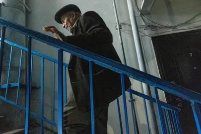 Vassili pikk tee trepist üles.