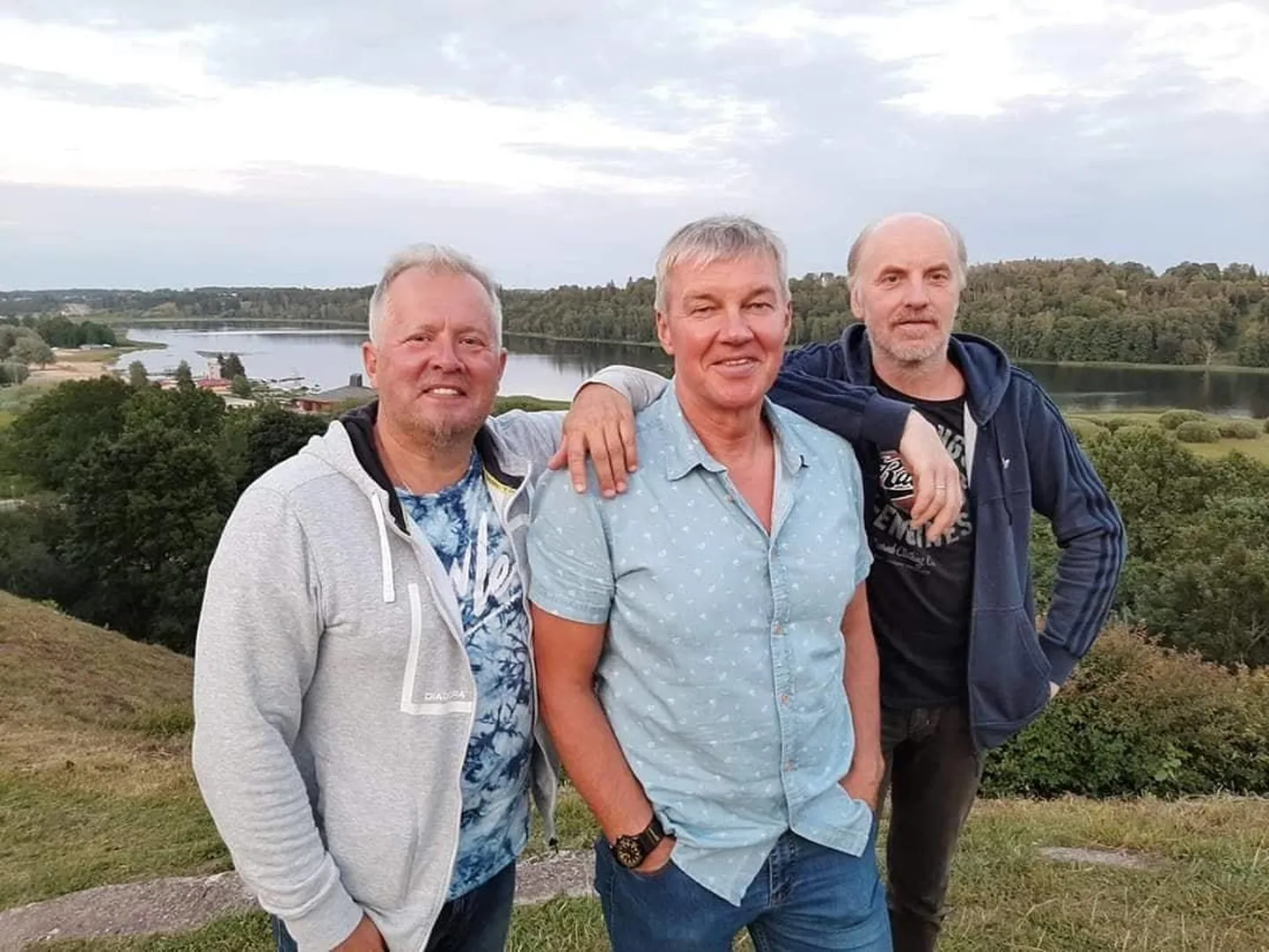 Praegu teeb Kalev Välk (keskel) koos kitarrist Vahur Vessarti ja bassist Jaan Killinguga ansamblit Absolute.