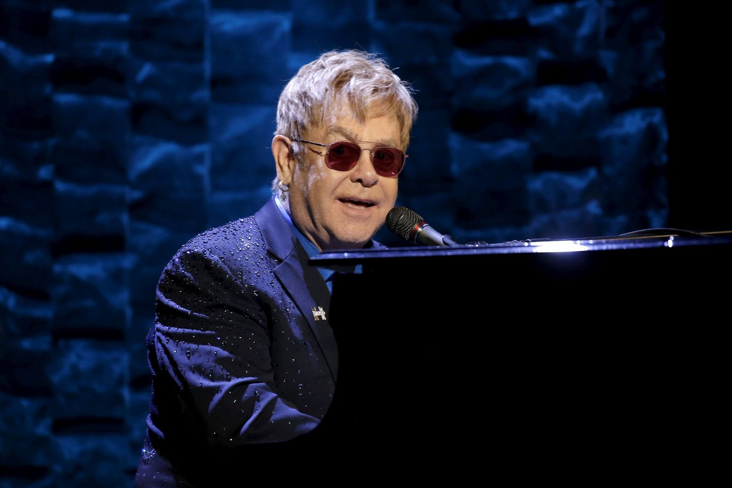 76-aastane Elton John oma hinnalise kraami külge ei klammerdu: muusik müüs maha oma katusekorteri Atlantas ja paneb oksjonile kunstiteoseid, riideid ja isegi klaveri.