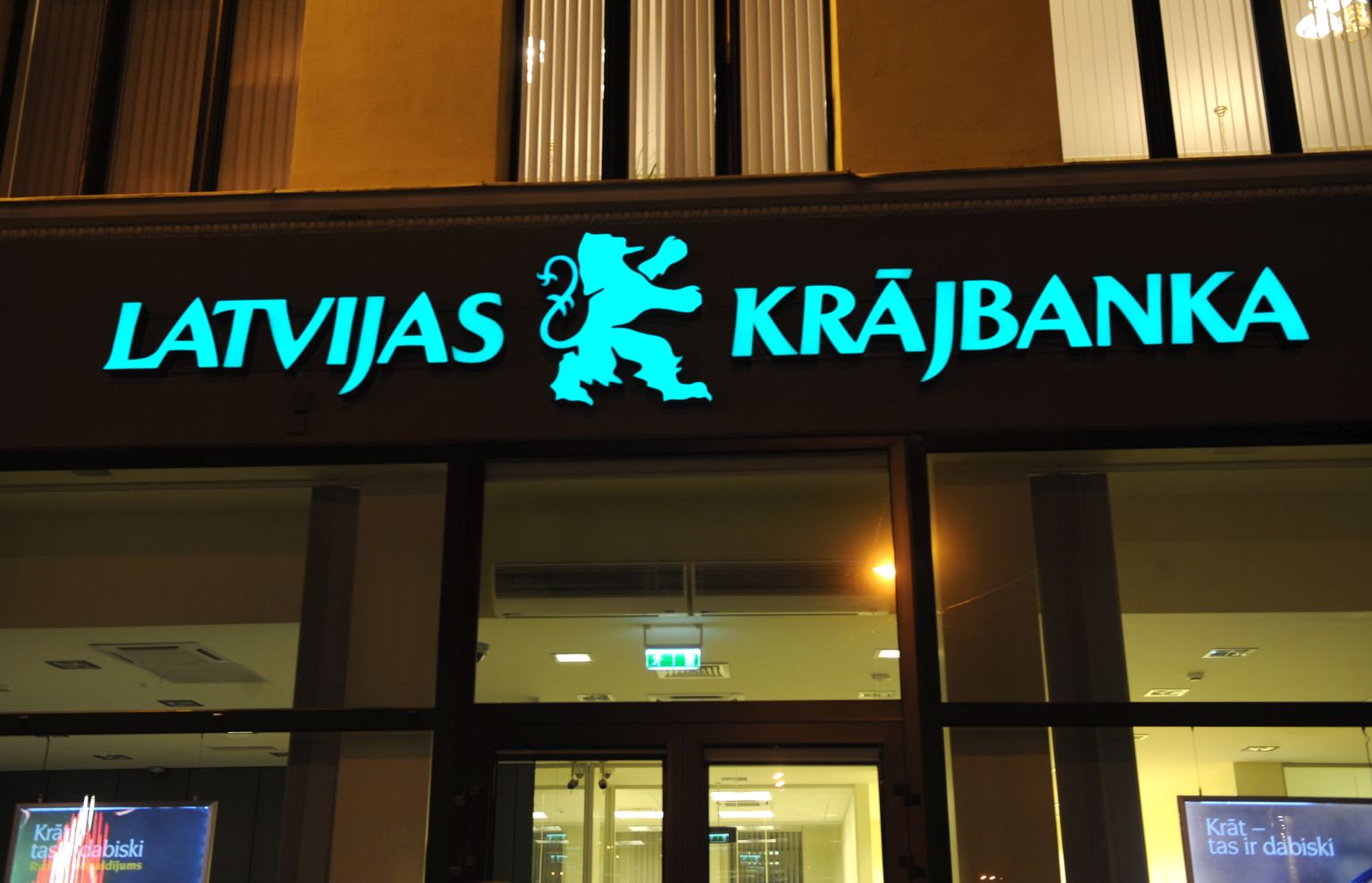 Ēka ar "Latvijas Krājbankas" logo.