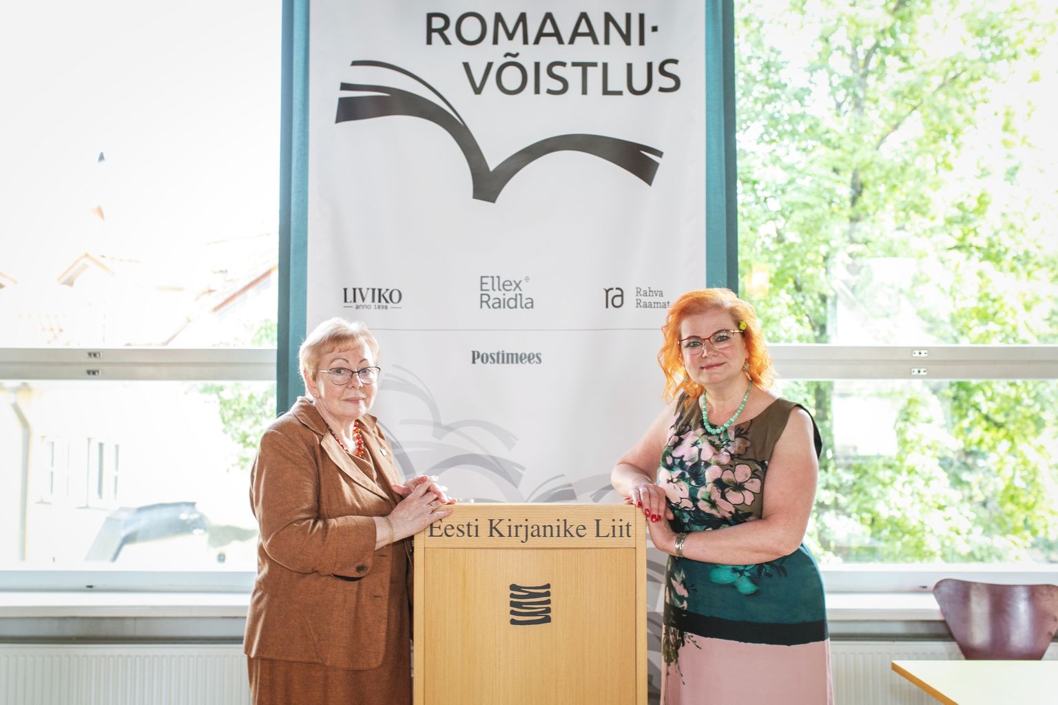 Romaanivõistluse võitjad Juta Kivimäe ja Loone Ots.