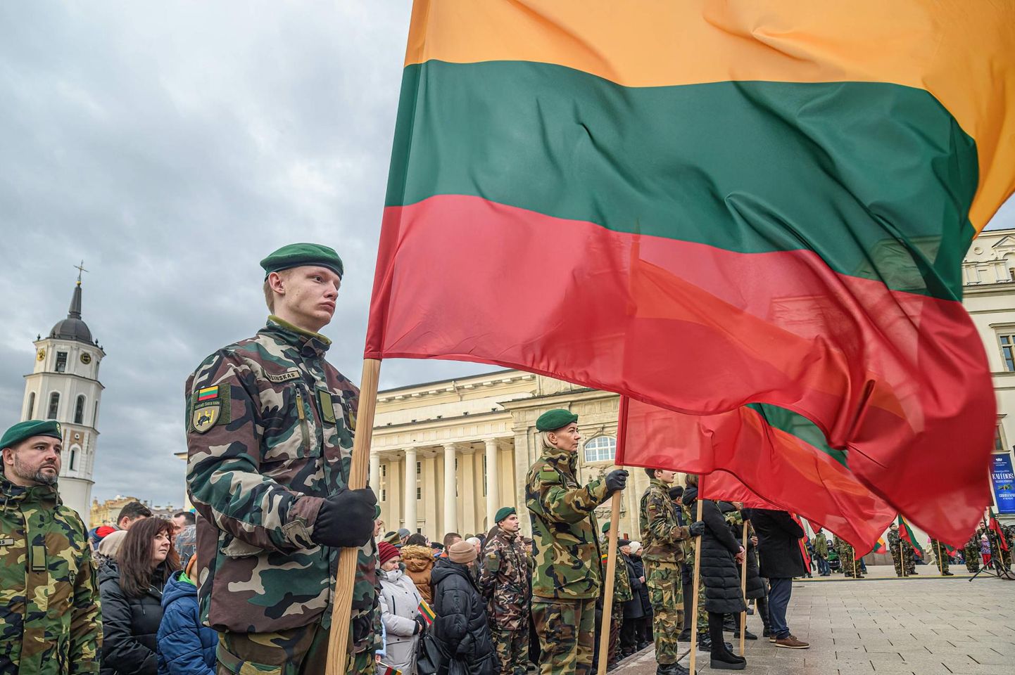 Nii Leedu kui ka Eesti majanduselu suurim proovikivi on kaitsekulude kasvatamine, et tõrjuda agressiivset ja ohtlikku Venemaad. Fotol lipupäev Vilniuses selle aasta 1. jaanuaril.
