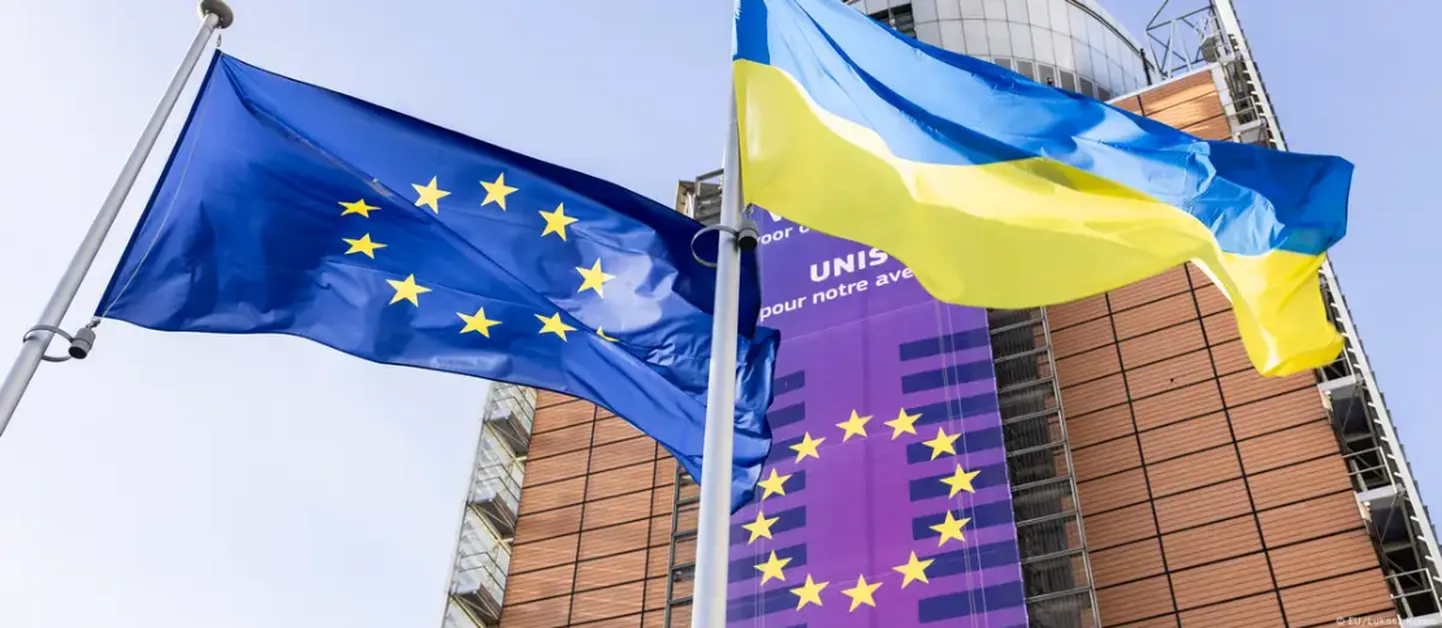 Флаги ЕС и Украины в Брюсселе