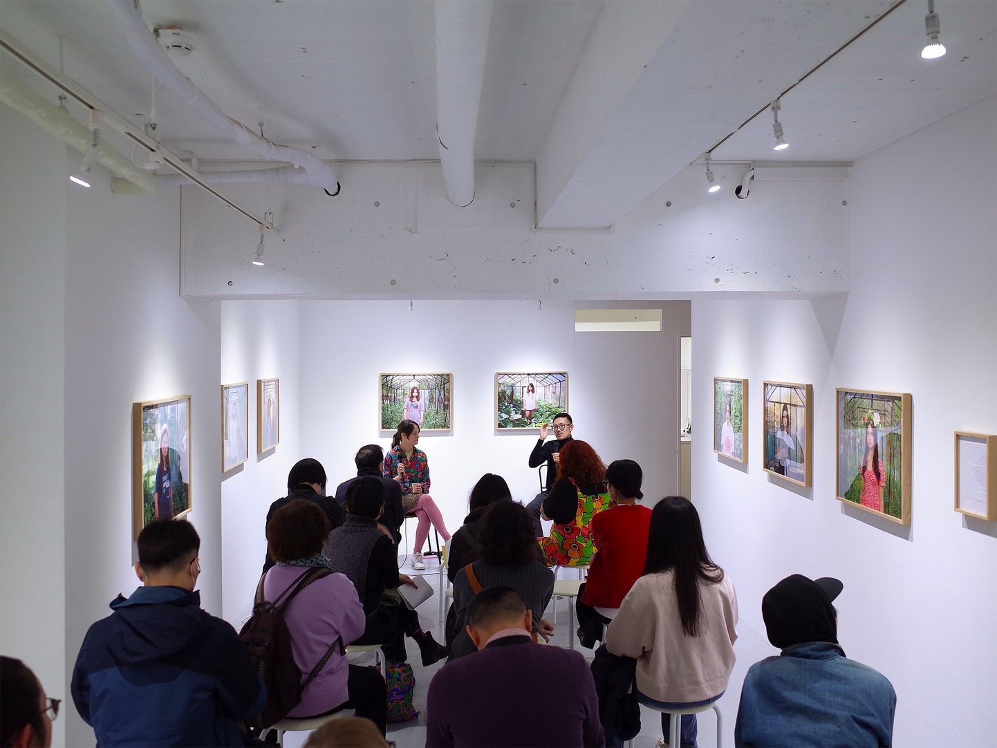 Diāna Tamane rääkis näituse avamisel Jaapanis kunstihuvilistele oma elust ja loomingust.