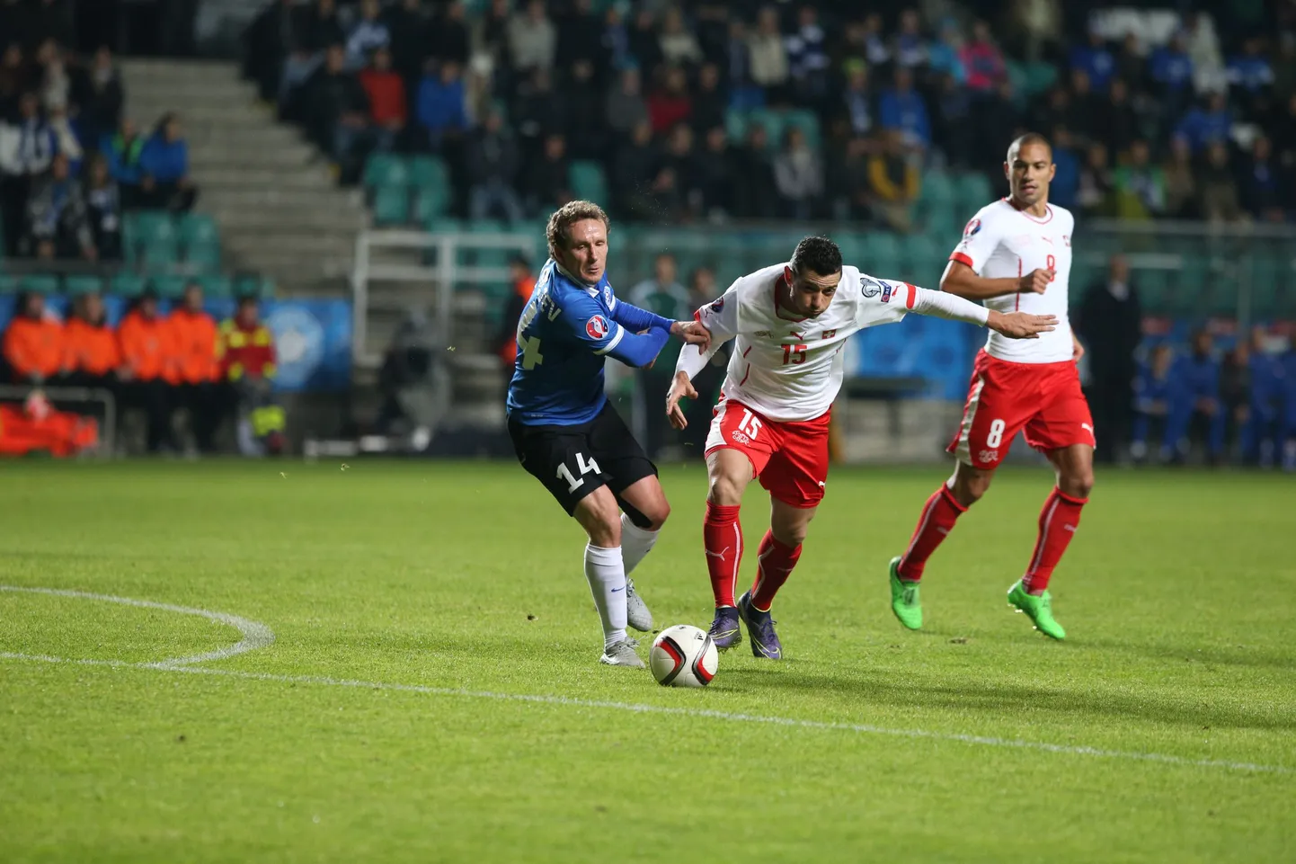 Konstantin Vassiljev (sinises) mängus Šveitsiga.