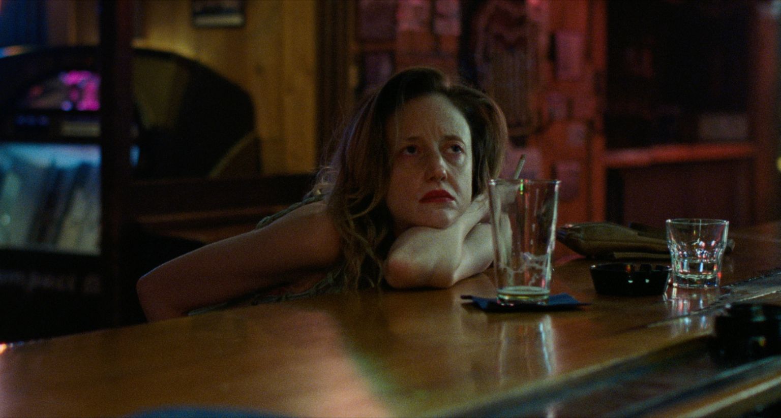 Briti näitlejanna Andrea Riseborough kehastab filmis «To Leslie» alkohoolikust üksikema.