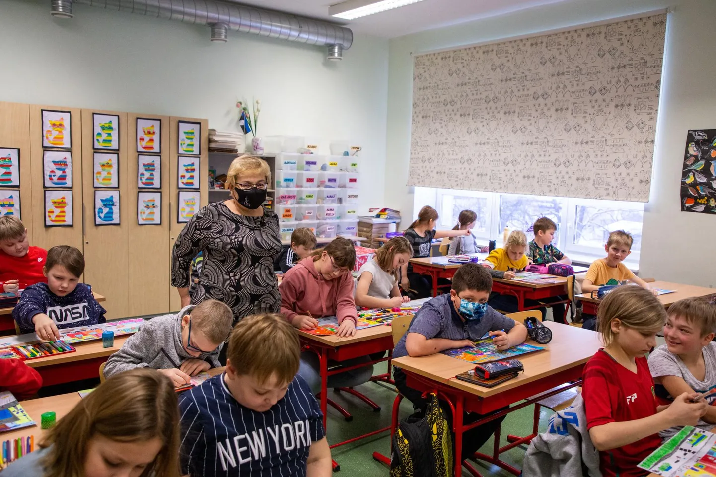 Paide Hammerbecki põhikooli õpetaja Siiri Sitska kannab koolis olenevalt tunnist kas maski või visiiri. Et sellest pääseda, tulebki lasta end vaktsineerida.