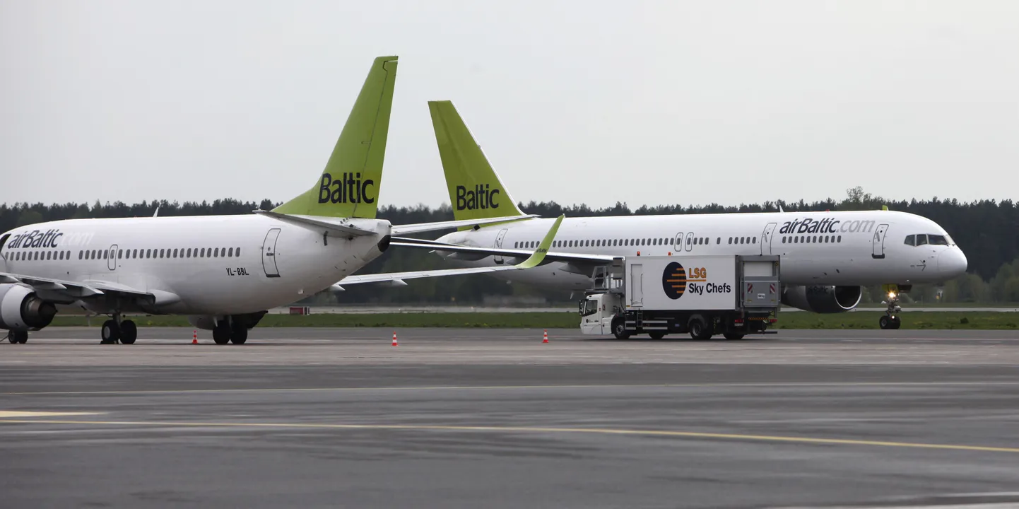 Läti lennufirma airBalticu Boeing 737-33V ja 757-256 (paremal) Riia lennuväljal 13. mail 2010.