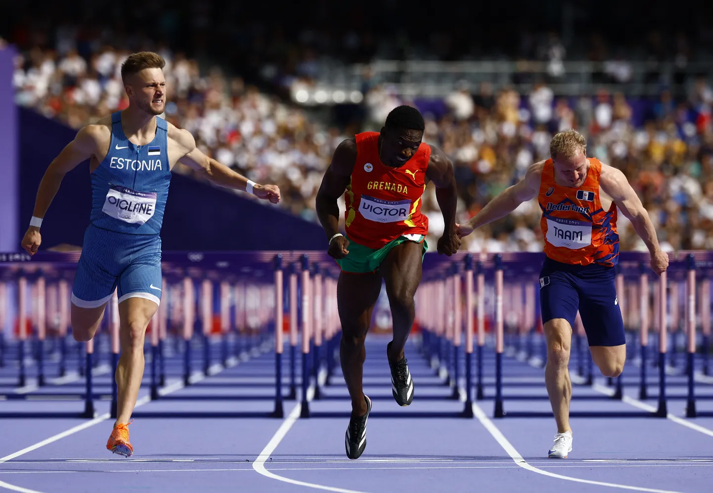 Lindon Victor (keskel) Pariisi olümpia kümnevõistluse 110 m tõkkejooksu finišis. Tema paremal käel on Janek Õiglane.