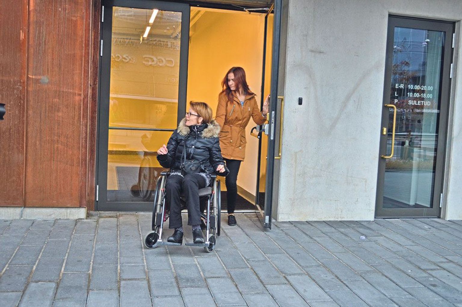 Muidu osaval abistajal Kristi Vindil oli eile üsna palju tegemist, et Katrin Puusepp koos ratastooliga töötukassa uksest sisse veeretada.