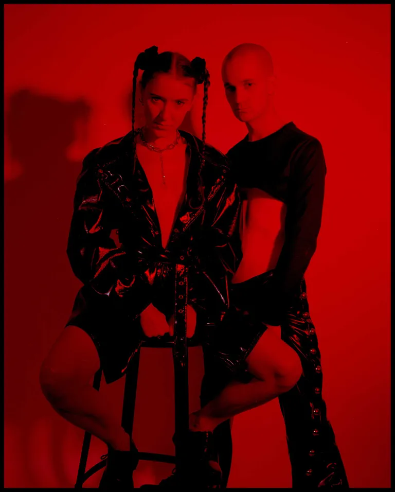 "Naked" - Agnesas Gričkovskas un Aleksandra Džonstona eksperimentālās mūzikas duets