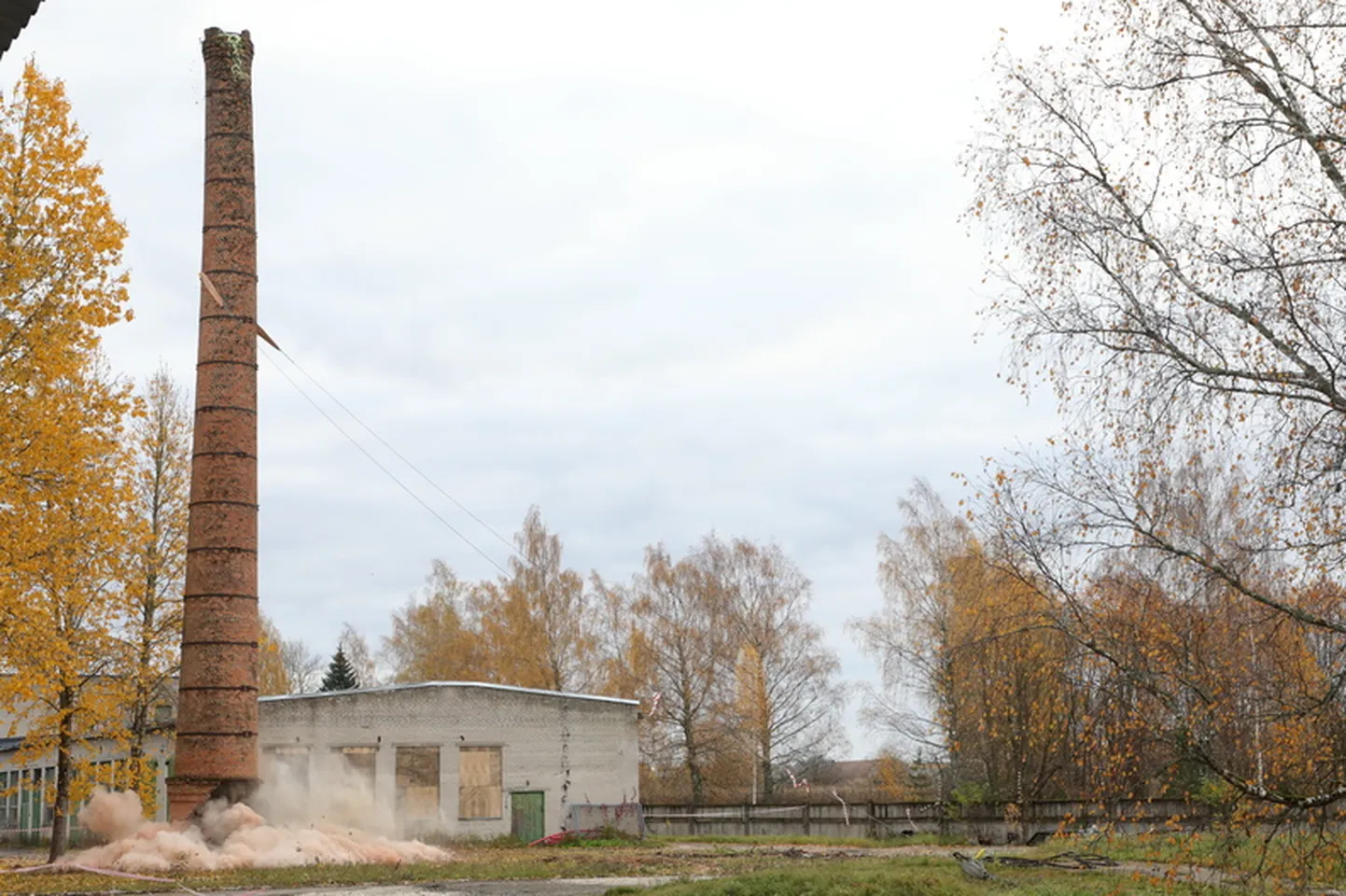 Сапёры снесли опасную трубу в Тапа