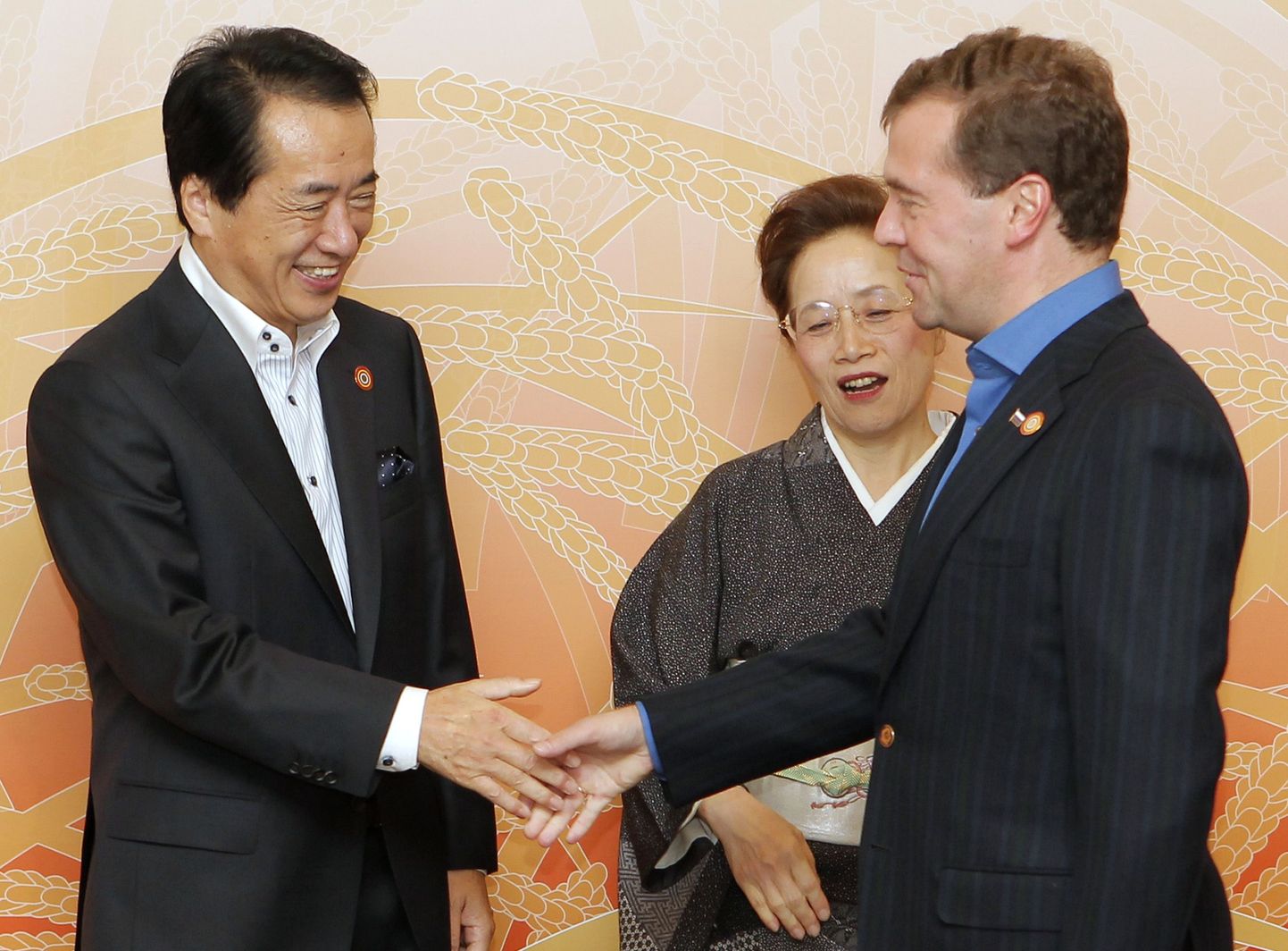Vene president Dmitri Medvedev koos Jaapani valitsusjuhi Naoto Kani ja tema abikaasa Nobukoga.
