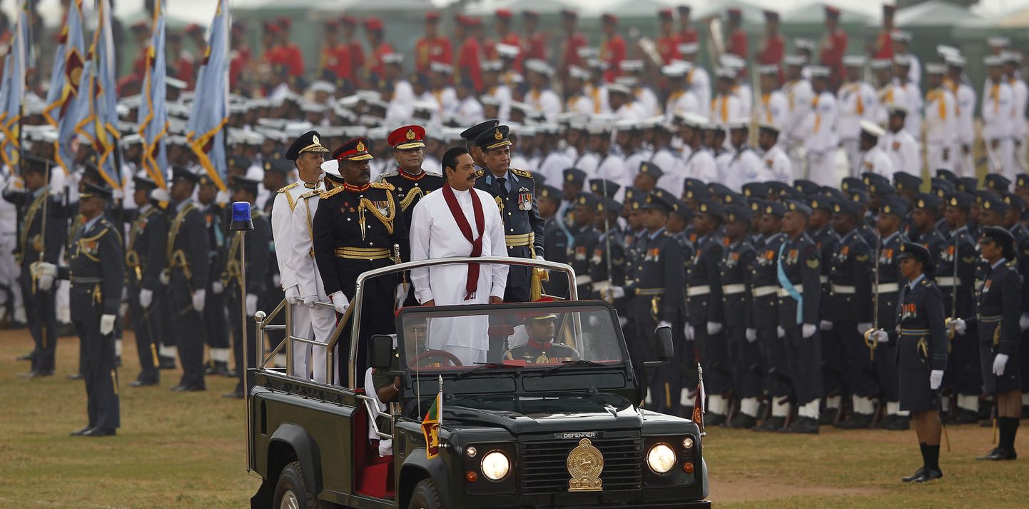 Sri Lanka president Mahinda Rajapaksa (valges) inspekteerib sõjaväeparaadi, millega tähistatakse verise kodusõja lõpu 4.aastapäeva ning võitu Tamili Tiigrite üle.