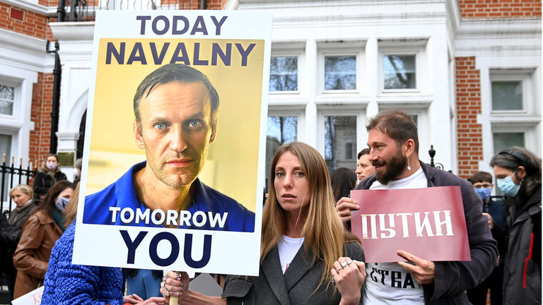 Евгений Чичваркин (на снимке справа) на акции в поддержку Алексея Навального у российского посольства в Лондоне в апреле прошлого года