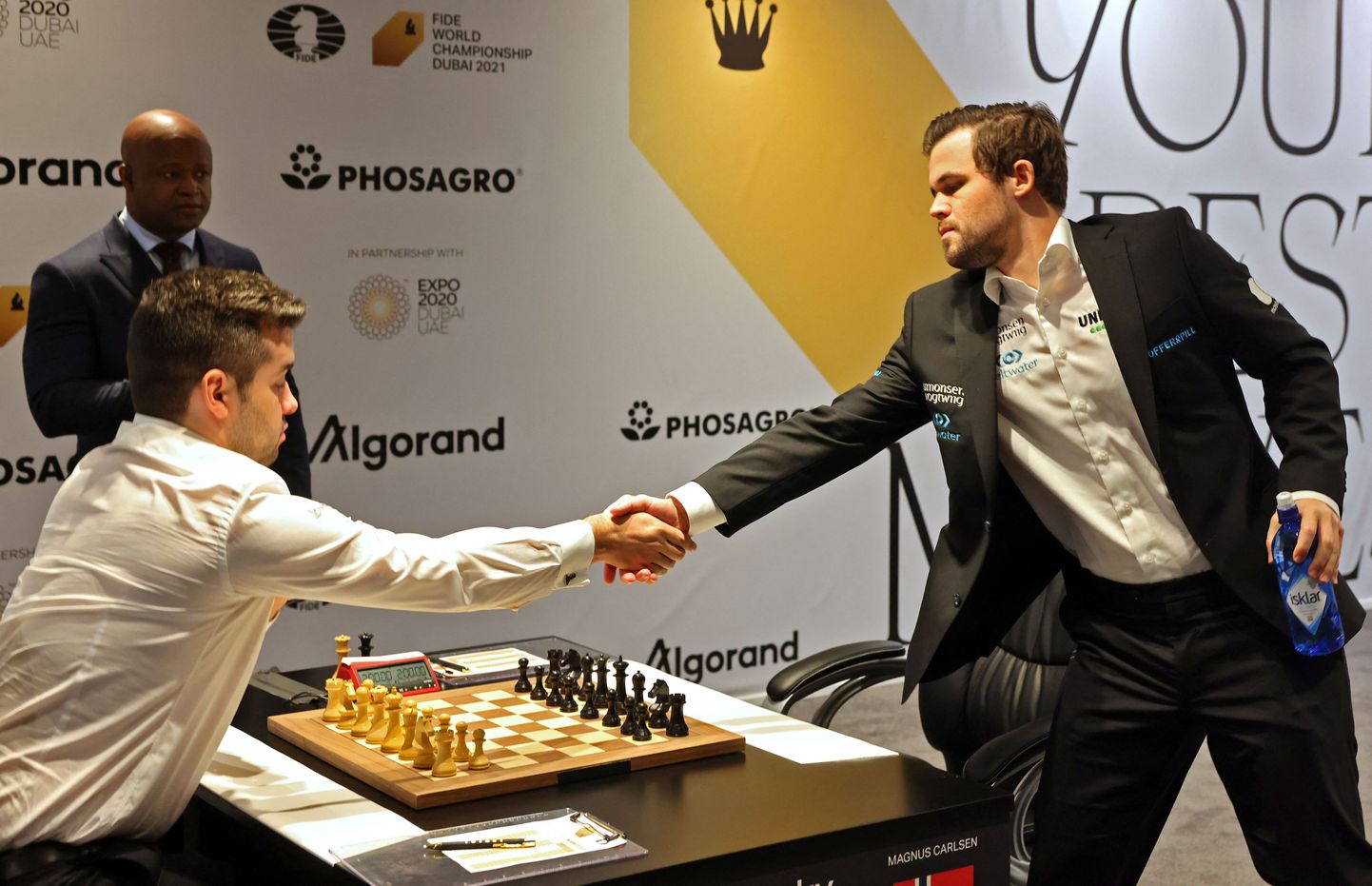 Jan Nepomnjaštš (vasakul) ja Magnus Carlsen.