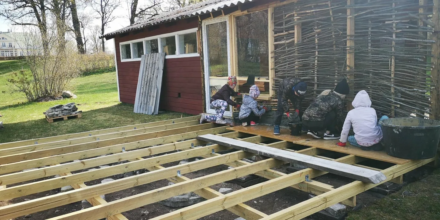 Väliõppeklassi saviseina ehitusel lõi kaasa kogu Albu kooli pere.
