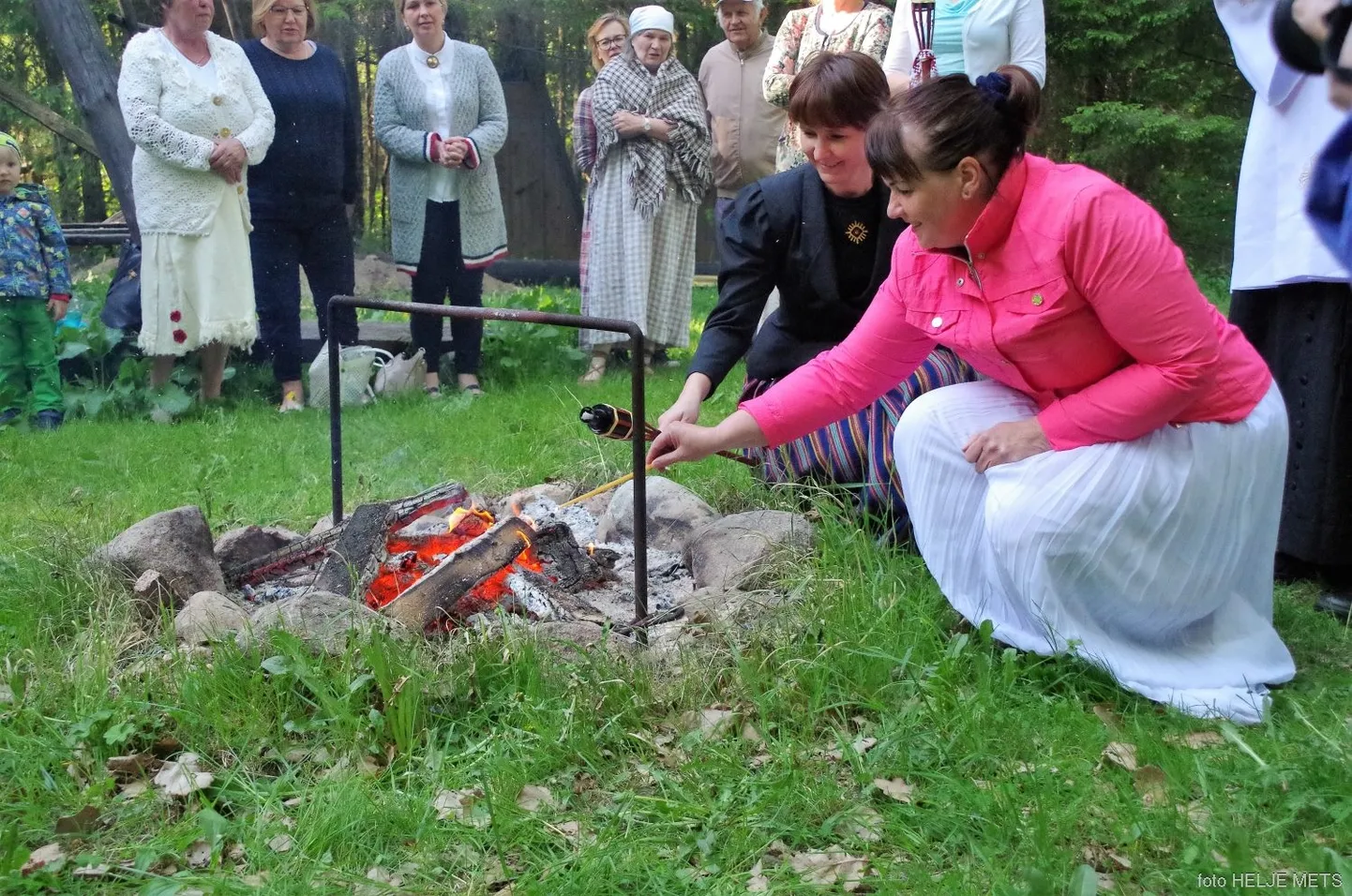 Malle Nööp (paremal) süütas peotule.
