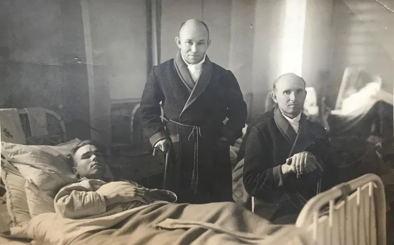 Йоханнес Эенок (в постели) в немецком госпитале после ранения под Пяэскюла в 1941 году. Он получил 20-сантиметровое ранение в результате попадания осколка в ногу.