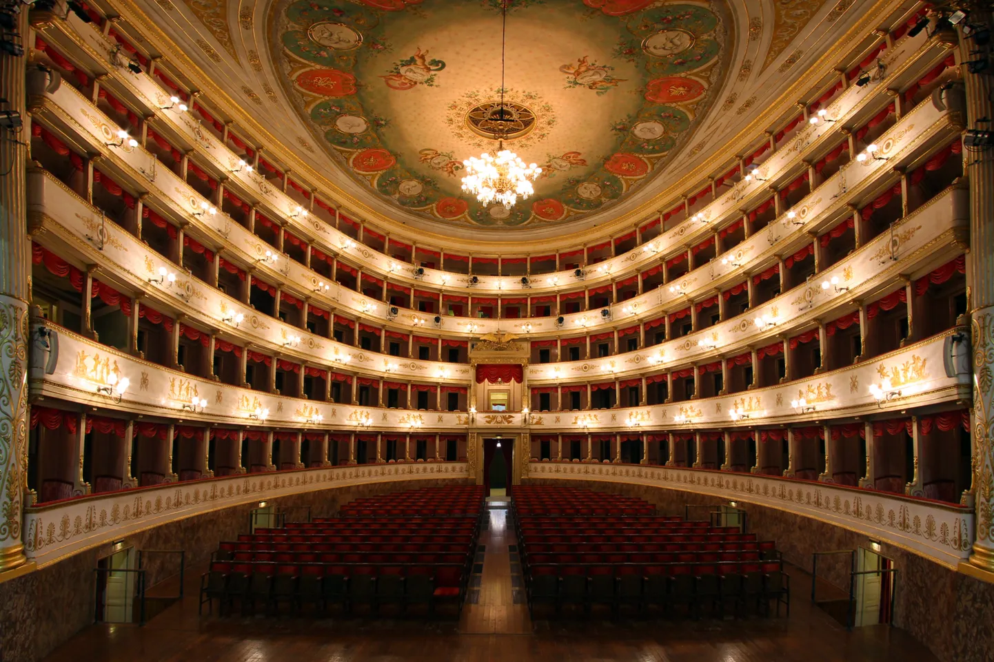 Pavarotti koduteater, Teatro Communale Milano.
