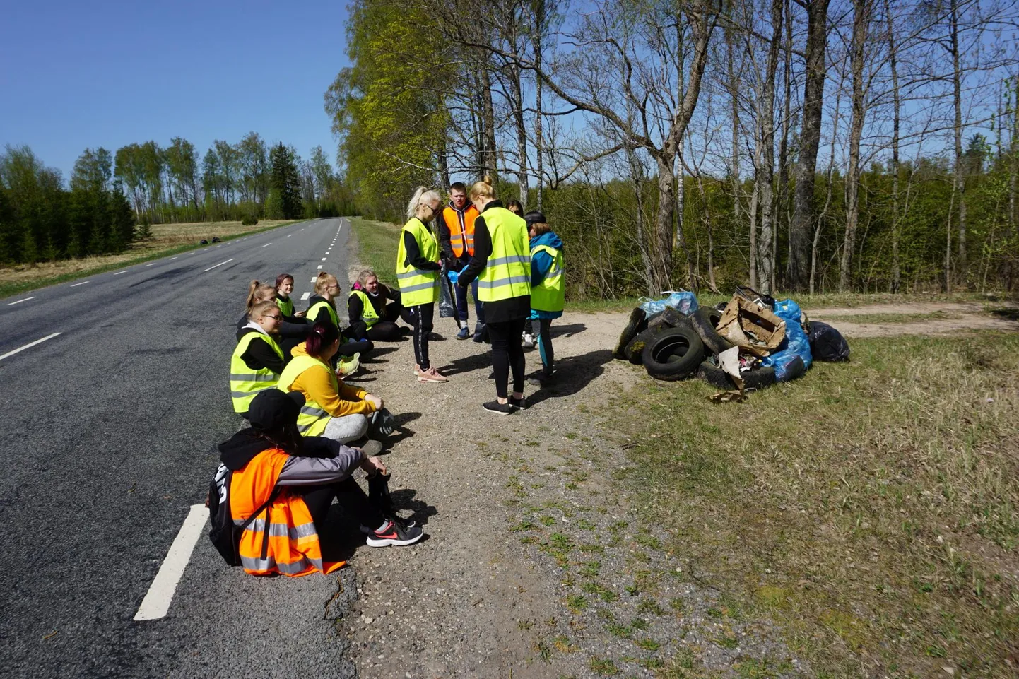 X klassi õpilased läksid koristama Karksi ja Ainja vahelise tee äärt. Hiljem selgus, et see oli kõige prügisem ala.