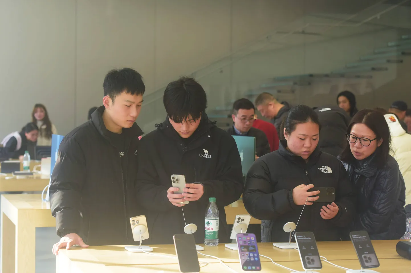 Kliendid tutvuvad soodushinnaga Apple iPhone'idega, mis on müügil Apple'i lipulaevapoes Hangzhous, Ida-Hiinas Zhejiangi provintsis.