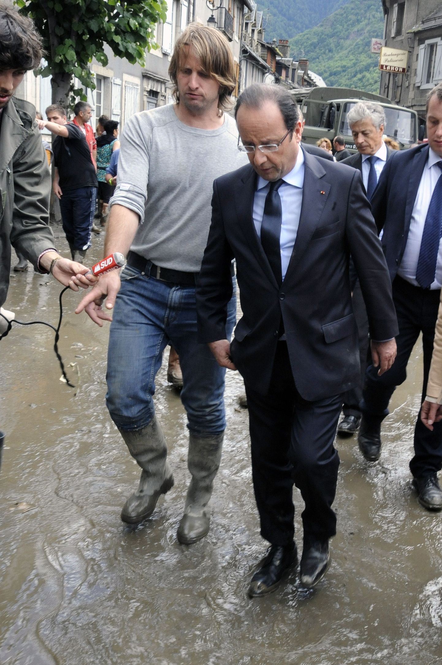 Francois Hollande külastamas üleujutuspiirkonda
