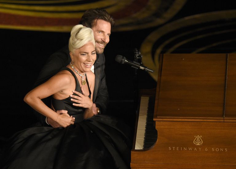 Lady Gagat ja Bradley Cooperit nähti Oscari-galal kandmas tundeküllaselt ette pala «Shallow» filmist «A Star Is Born», mis kandideeris Oscarile