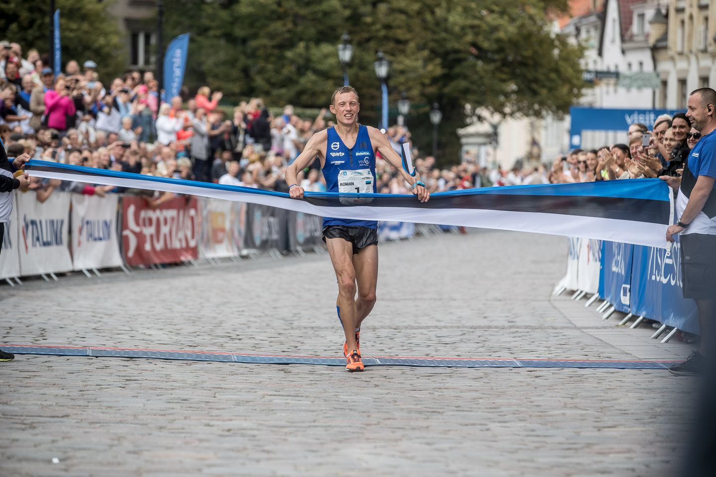 Roman Fosti võidukana 2018. aasta Tallinna Maratoni finišis.