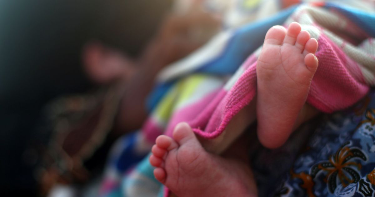 Londonis leidis jalutaja tänavalt poekotist vastsündinu