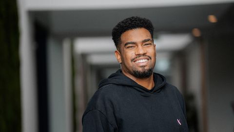 Deputāti lems par Latvijas pilsonības piešķiršanu influencerim Felipem