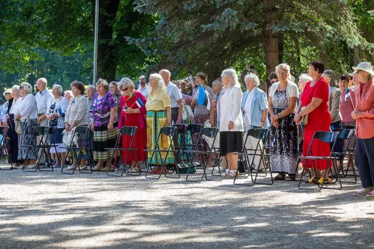 Eesti hümni ja lõpulaulu «Jää vabaks, Eesti meri ...» ajal seisid inimesed püsti.