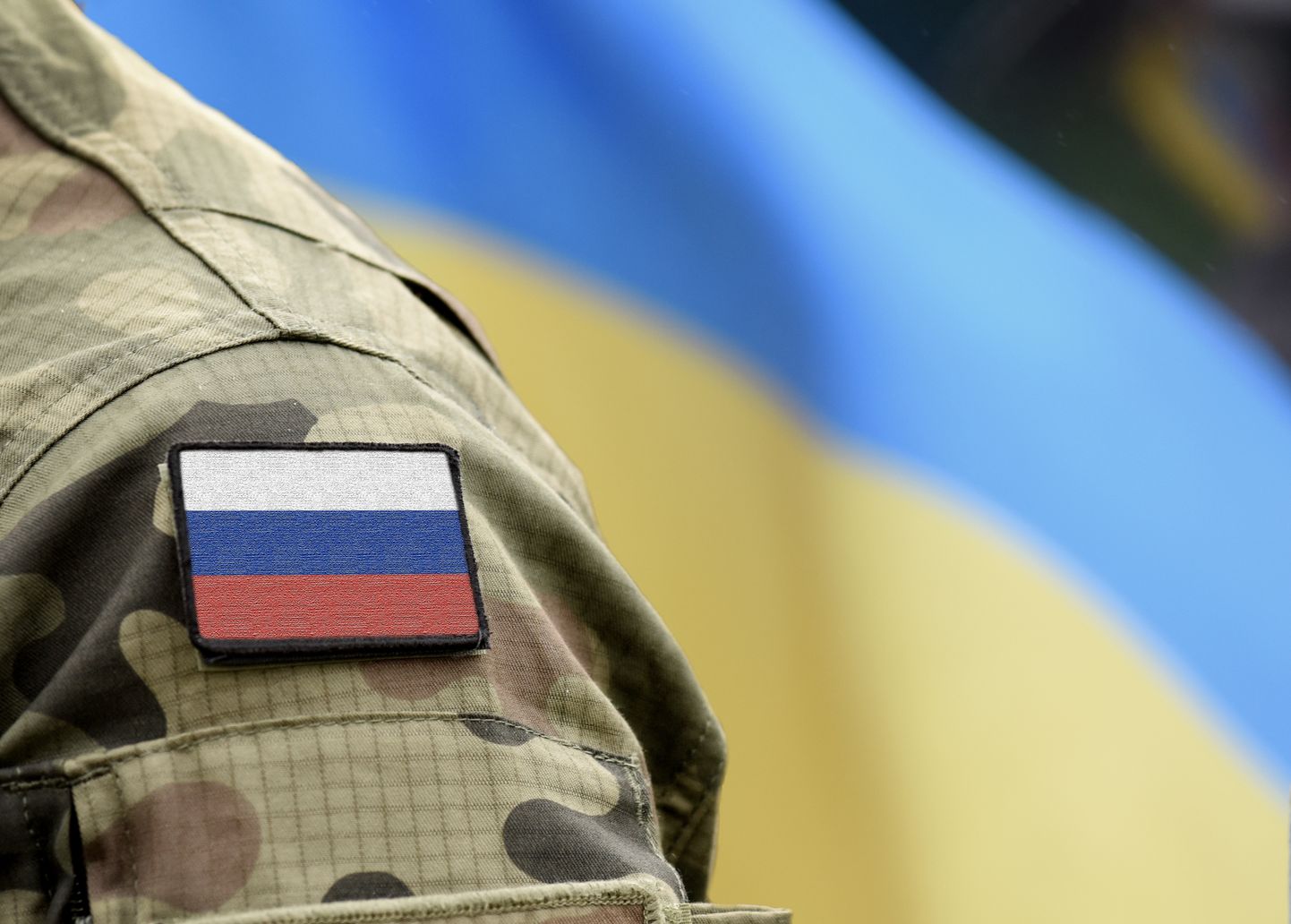 Российский солдат на фоне украинского флага