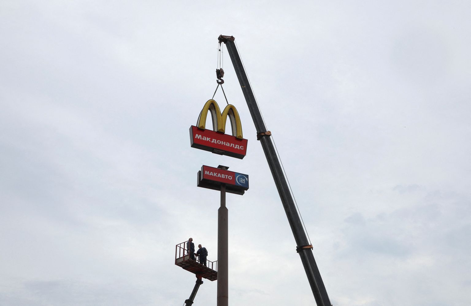 McDonald's logo eemaldamine Venemaal Kingissepas.