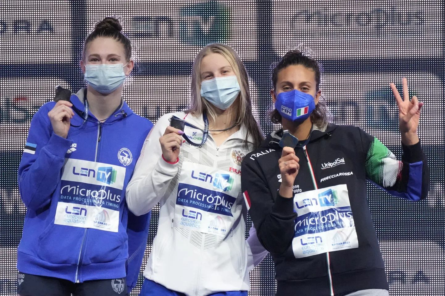 Eneli Jefimova (vasakul) elu esimese täiskasvanute tiitlivõistluste medaliga.