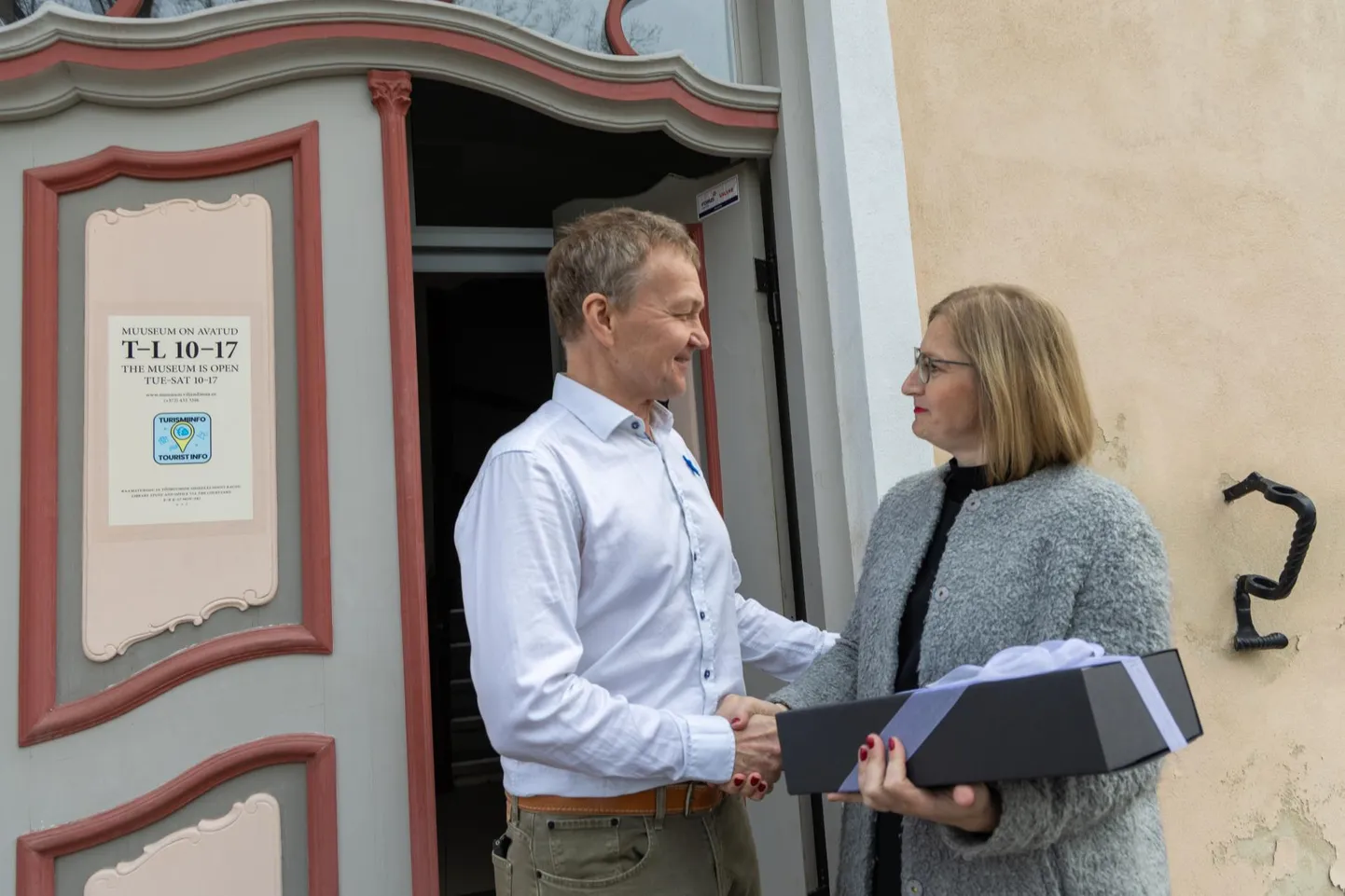 Jaak Pihlak pani kolmapäeval punkti pikale muuseumidirektori karjäärile ning andis võtmed üle Anu Rannule, kelle esimene tööpäev on 1. mail.