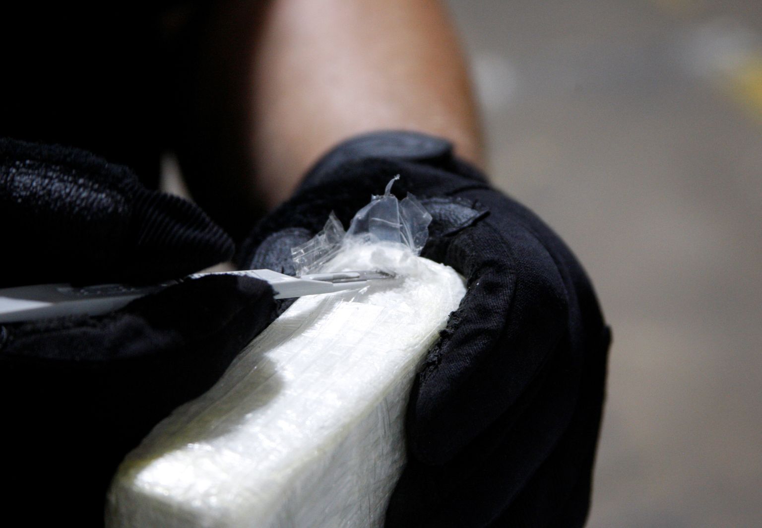 USA piirivalvur avamas kokaiinipakki. Foto on illustratiivne.