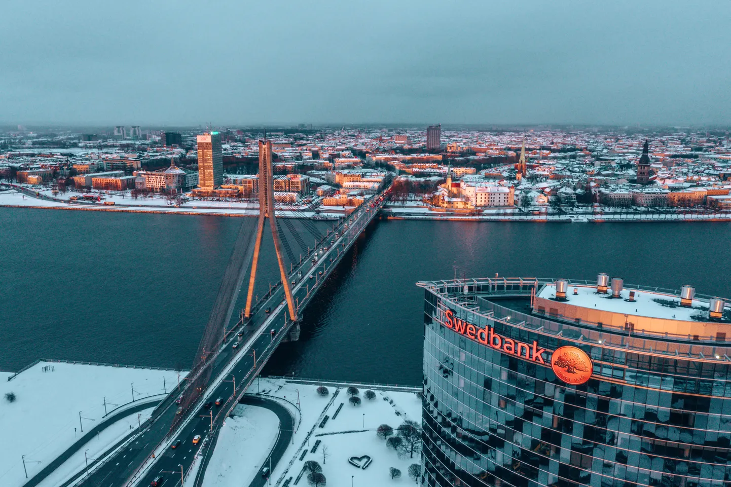 Здание Swedbank и панорама Риги
