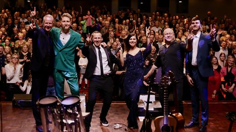 GALERII ⟩ Säravad Karl-Erik Taukar, Birgit ja The Swingers täitsid Pärnu kontserdimaja jõululauludega