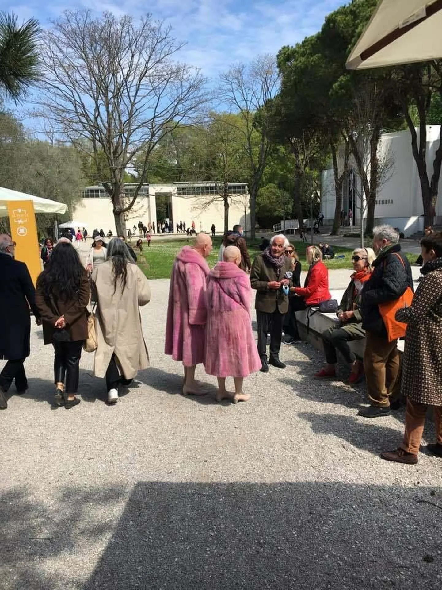 Veneetsia biennaali avamisele saabusid ka legendaarsed kunstnikud Eva ja Adele (roosas).